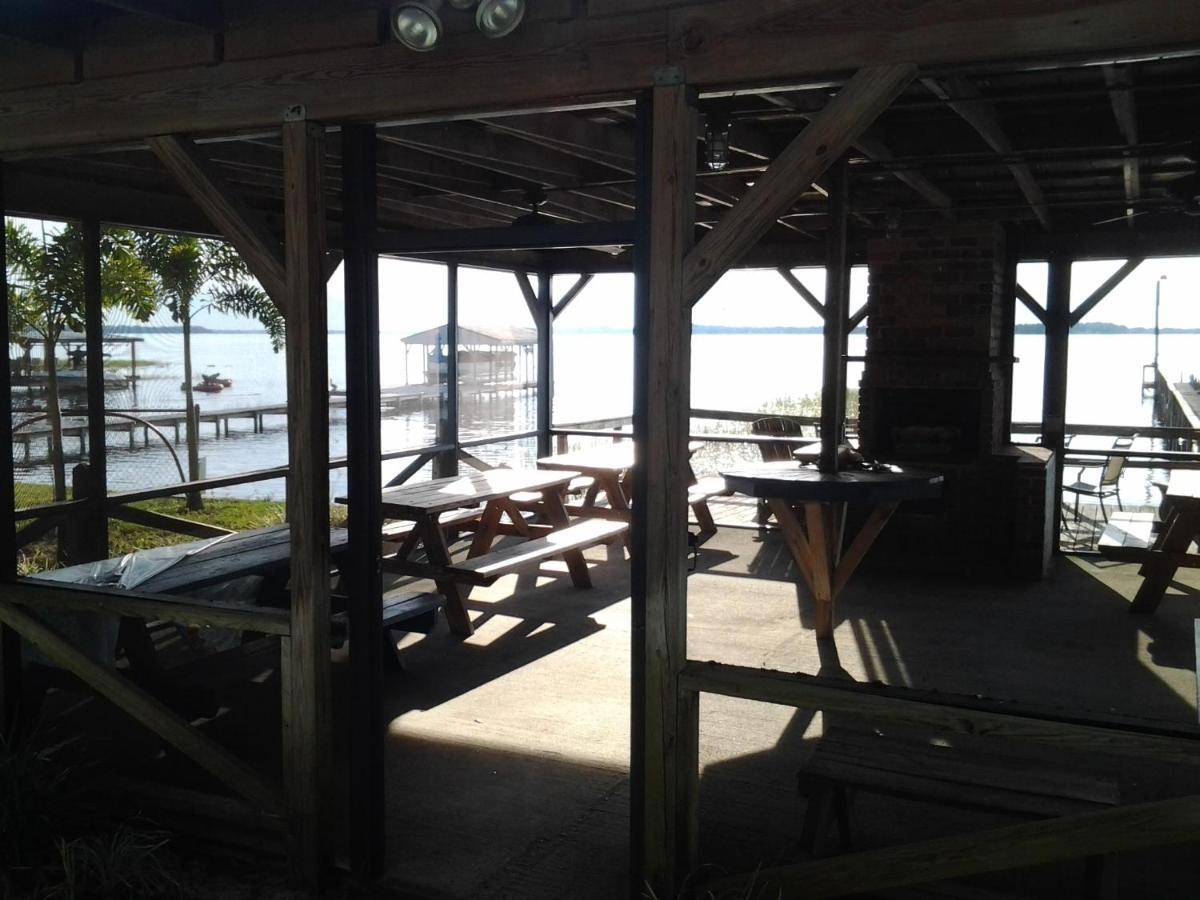 סיינט קלאוד Lakeside Inn And Cafe מראה חיצוני תמונה