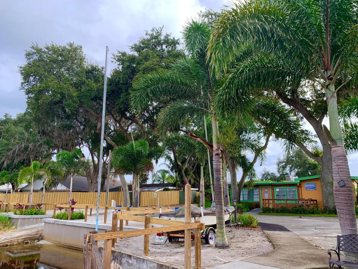 סיינט קלאוד Lakeside Inn And Cafe מראה חיצוני תמונה