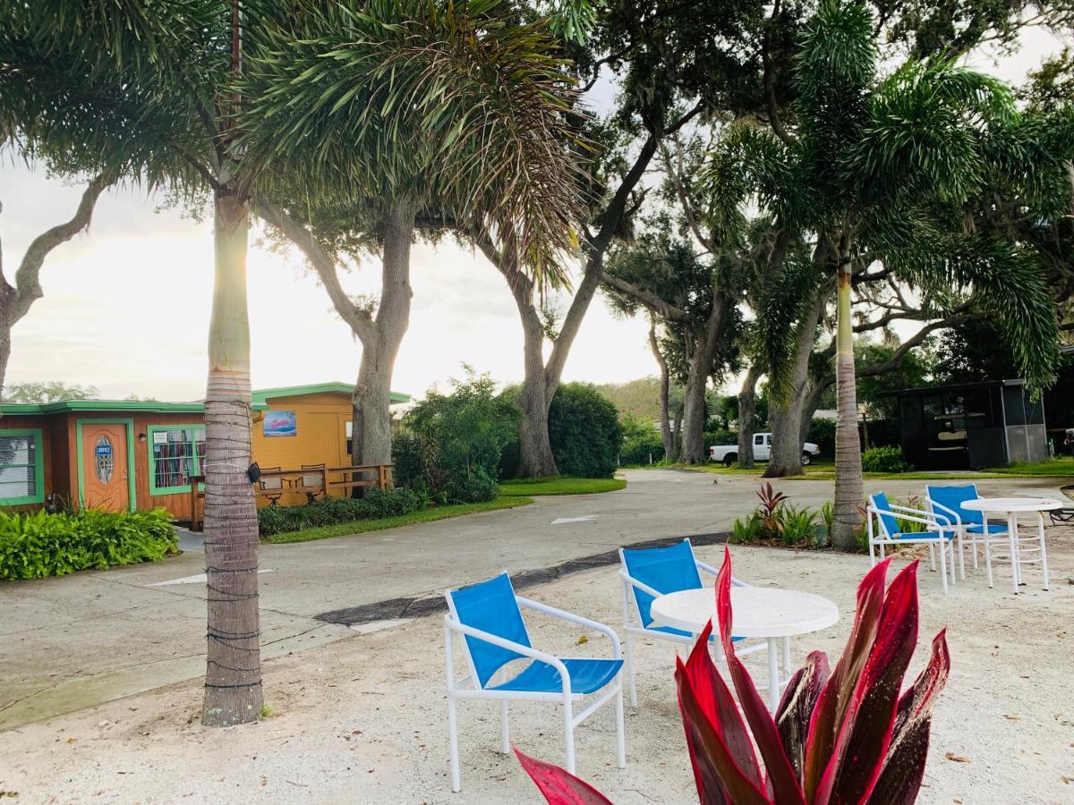 סיינט קלאוד Lakeside Inn And Cafe מראה חיצוני תמונה